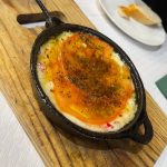 Equipo de Bar Excursionistas preparando el asado argentino