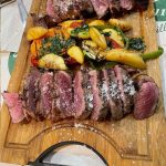 Asado argentino al fuego con cortes de carne seleccionados