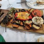 Asado argentino tradicional servido en restaurante de montaña