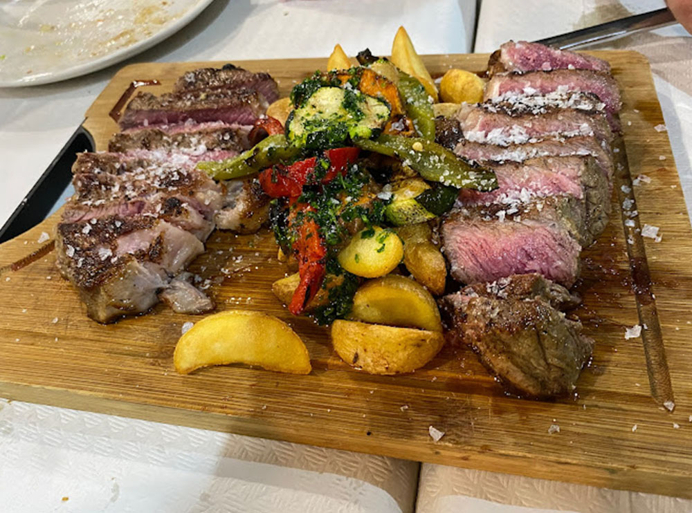 Parrilla tradicional argentina con carne asada en Candanchú